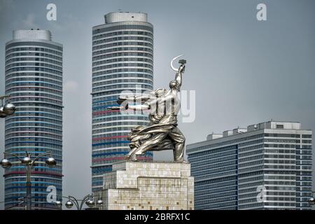 MOSKAU - 29. JULI 2016: Berühmte sowjetische Denkmal Arbeiter und Kolchose Frau (Arbeiter und Kollektivarbeiter) der Bildhauerin Vera Mukhina. Aus rostfreiem Edelstahl Stockfoto