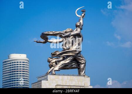 Berühmte sowjetische Denkmal Arbeiter und Kolchose Frau (Arbeiter und Kollektiv Bauer) der Bildhauerin Vera Mukhina. Aus rostfreiem Edelstahl Stockfoto