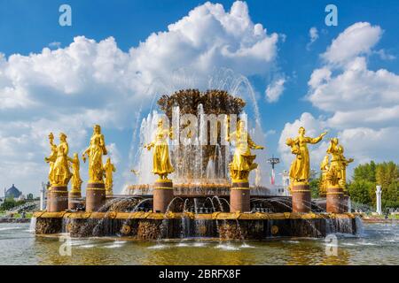 Der Brunnen der Völkerfreundschaft in der Ausstellung der Leistungen der Volkswirtschaft (VDNKh). Es wurde in den 50er Jahren gebaut. 16 goldene Skulpturen repräsentieren die Rep Stockfoto