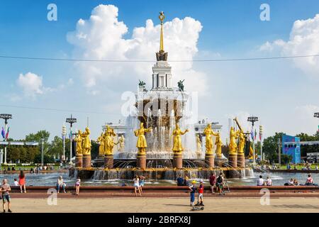 MOSKAU - 29. JULI 2016: Der Brunnen der Völkerfreundschaft in der Ausstellung der Leistungen der Volkswirtschaft (VDNKh). Es wurde in den 50er Jahren gebaut. 16 Gold Stockfoto