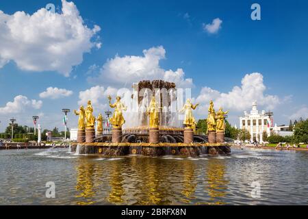 Der Brunnen der Völkerfreundschaft im Ausstellungszentrum der Russischen Föderation (WDNKh). Es wurde in den 50er Jahren gebaut. 16 goldene Skulpturen stellen die Republiken Sovi dar Stockfoto