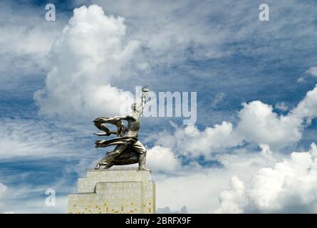 Berühmte sowjetische Denkmal Arbeiter und Kolchose Frau (Arbeiter und Kollektiv Bauer) der Bildhauerin Vera Mukhina in Moskau, Russland. Das Denkmal ist aus sta Stockfoto