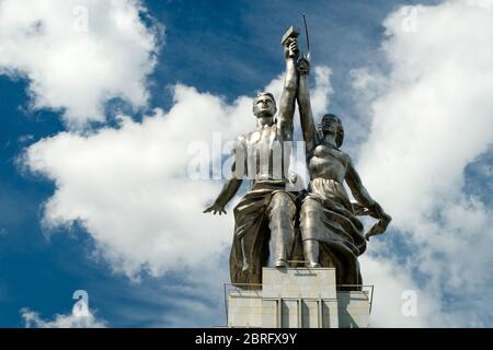 Berühmte sowjetische Denkmal Arbeiter und Kolchose Frau (Arbeiter und Kollektiv Bauer) der Bildhauerin Vera Mukhina in Moskau, Russland. Das Denkmal ist aus gemacht Stockfoto