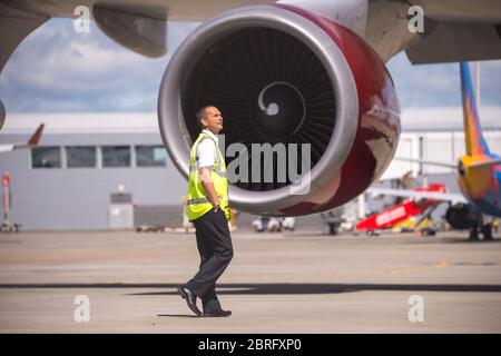 Glasgow, Schottland, Großbritannien. 21 Mai 2020. Im Bild: Pilot - Stuart Rawlinson beim Vorflug-Rundgang durch den Virgin Atlantic Boeing 747-400 Jumbo Jet (registriert, G-VXLG) mit dem Spitznamen Ruby Tuesday, gesehen beim Abflug vom Glasgow International Airport und in Richtung Manchester International Airport. Der Jet wird schließlich in Spanien landen, um zerlegt und abgebaut zu werden. Virgin Atlantic hat kürzlich rund 1,350 Mitarbeiter aufgrund der Beschränkungen der Sperrung des Coronavirus (COVID19), die wiederum verheerende Auswirkungen auf die Fluggesellschaft und die globale Luftfahrtindustrie hatte, losgelassen. Stockfoto