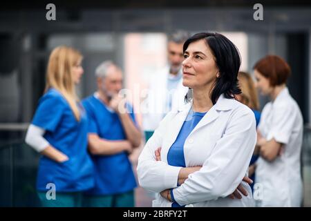 Gruppe von Ärzten im Krankenhaus auf medizinische Konferenz. Stockfoto