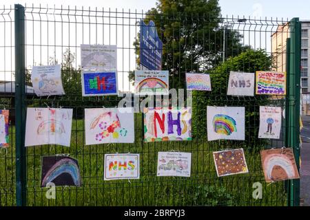 Rainbow Zeichnungen, Unterstützung NHS, am Geländer der Grundschule vorübergehend geschlossen wegen Coronavirus Sperre, London, England Großbritannien Stockfoto