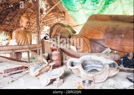 Workshop für Buddha-Skulpturen. Udong, Provinz Kampong Speu, Kambodscha, Südostasien Stockfoto