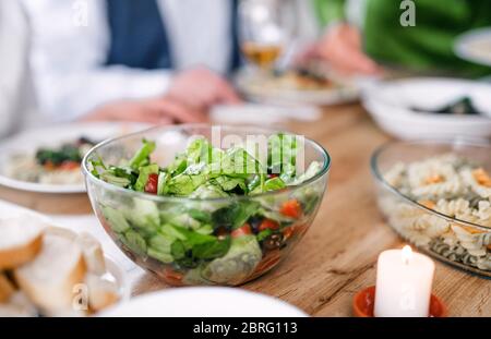 Nahaufnahme von Gemüsesalat in der Schüssel bei der Dinner-Party zu Hause. Stockfoto