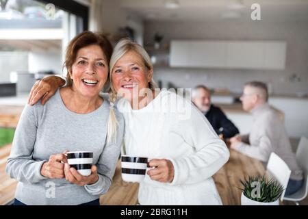 Porträt von älteren Frauen Freunde mit Kaffee zu Hause, Blick auf die Kamera. Stockfoto