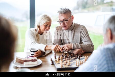 Gruppe von älteren Freunden zu Hause, Brettspiele spielen. Stockfoto