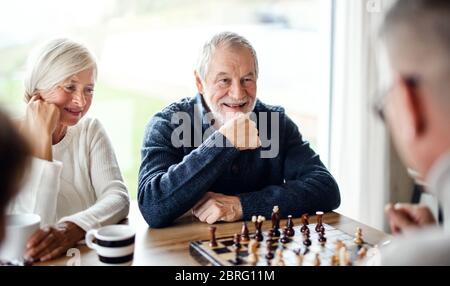 Gruppe von älteren Freunden zu Hause, Brettspiele spielen. Stockfoto