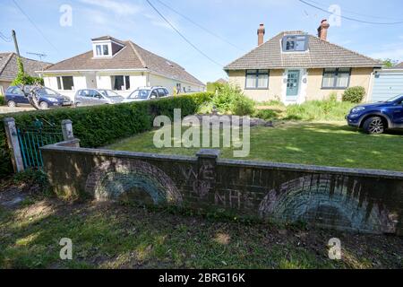 Sandleheath, Großbritannien. - 20. Mai 2020: Geschaltene Unterstützungsbotschaften vor einem Haus während der Coronavirus-Pandemie im Hampshire Dorf Sandleheath. Stockfoto