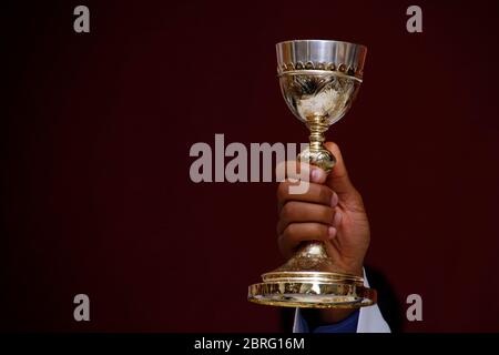 Heilige Wafer. Die heilige Kommunion in der Kirche. Die heilige Kommunion. Priester feiern Gottesdienst in der Kirche. Schale aus Glas mit Rotwein, Brot. Fest des Corpus C Stockfoto