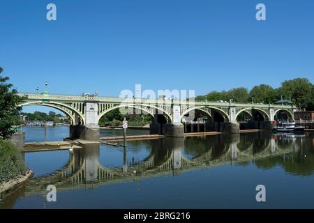 die brücke richmond Lock spiegelt sich in der themse wider, da sie den Fluss zwischen richmond und twickenham im Südwesten londons überspannt Stockfoto