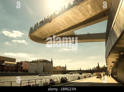 Moskau - 16. Juni 2018: Schwimmende Brücke im Zaryadye Park während der FIFA-Weltmeisterschaft in Moskau, Russland. Zaryadye ist eine der wichtigsten touristischen Attraktionen von Mosco Stockfoto