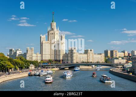 Touristenboote fahren auf dem Fluss Moskwa im Sommer, Moskau, Russland. Panoramablick auf das Zentrum von Moskau. Panorama von Moskau mit alten sowjetischen Stalin sk Stockfoto