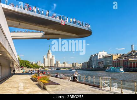 Moskau - 16. Juni 2018: Schwimmende Brücke im Zaryadye Park in der Nähe von Moskau Kreml, Russland. Zaryadye ist eine der wichtigsten touristischen Attraktionen von Moskau. Sehr Stockfoto