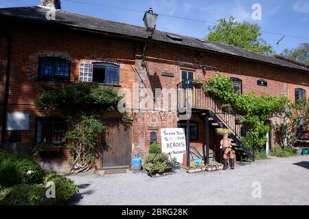 Sandleheath, Großbritannien. - 20. Mai 2020: Ein Topfmann Vogelscheuche und Unterstützung Nachricht vor einem Haus. Das Hampshire Dorf Sandleheath veranstaltet einen jährlichen Charity Vogelscheuche Wettbewerb. Viele Einträge in diesem Jahr übernehmen ein Coronavirus Thema. Stockfoto