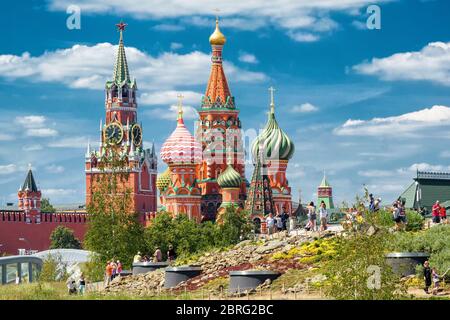 Moskau - 17. Juni 2018: Zaryadye Park mit Blick auf die Basilius-Kathedrale und den Moskauer Kreml, Russland. Dieser Ort ist eine der wichtigsten Touristenattraktionen o Stockfoto