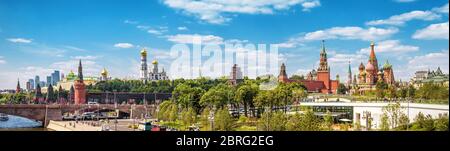 Panoramablick auf Moskau mit Kreml, Russland. Der berühmte Moskauer Kreml ist die wichtigste Touristenattraktion Moskaus. Schönes sonniges Panorama von Moskau im Sommer Stockfoto