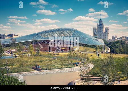 Moskau - 17. Juni 2018: Modernes Amphitheater mit Glaskuppel im gepflegten Zaryadye Park in Moskau, Russland. Zaryadye ist eines der wichtigsten Wahrzeichen von M Stockfoto