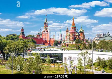 Moskau - 17. Juni 2018: Panorama des Saryadye-Parks mit Blick auf die Basilius-Kathedrale und den Moskauer Kreml, Russland. Blick auf die Wahrzeichen von Moskau in summ Stockfoto