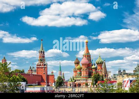 Moskau - 17. Juni 2018: Moskauer Kreml und Basilius-Kathedrale während der FIFA-Weltmeisterschaft in Russland. Es ist die wichtigste touristische Attraktion von Moskau. Landschaftlich schöne Pfanne Stockfoto