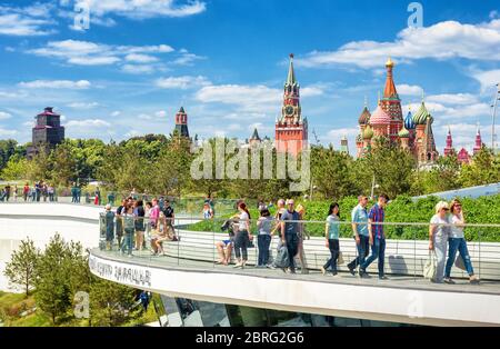 Moskau - 17. Juni 2018: Die Menschen besuchen den Zaryadye Park in der Nähe von Moskau Kreml, Russland. Zaryadye ist eine der wichtigsten touristischen Attraktionen von Moskau. Landschaftlich Stockfoto