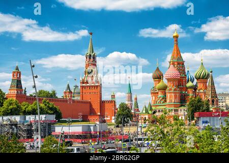 Moskau - 17. Juni 2018: Moskauer Kreml und Basilius-Kathedrale während der FIFA-Weltmeisterschaft in Russland. Es ist die wichtigste touristische Attraktion von Moskau. Landschaftlich schöne Pfanne Stockfoto