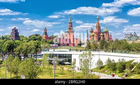 Moskau - 17. Juni 2018: Panorama des Saryadye-Parks mit Blick auf die Basilius-Kathedrale und den Moskauer Kreml, Russland. Panoramablick auf Moskau landmar Stockfoto