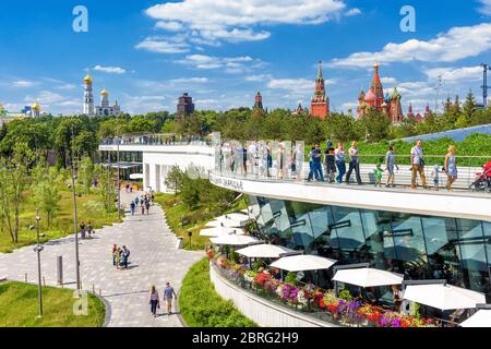 Moskau - 17. Juni 2018: Menschen spazieren im Zaryadye Park in der Nähe von Moskau Kreml während der FIFA-Weltmeisterschaft im Sommer, Russland. Landschaftlich gestalteter Zaryadye Park ist das On Stockfoto