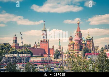 Moskau - 17. Juni 2018: Moskauer Kreml und Basilius-Kathedrale während der FIFA-Weltmeisterschaft in Russland. Es ist die wichtigste touristische Attraktion von Moskau. Panorama Stockfoto