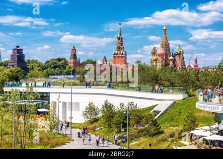 Moskau - 17. Juni 2018: Panorama des Saryadye-Parks mit Blick auf die Basilius-Kathedrale und den Moskauer Kreml, Russland. Blick auf die Wahrzeichen von Moskau in summ Stockfoto