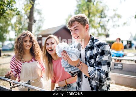 Gruppe von jungen Freunden beim Sommerfest, waschen am Morgen. Stockfoto