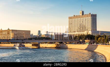 Moskauer Stadtbild im Sommer, Russland. Das Haus der Regierung rechts (es ist auf der Fassade geschrieben). Moskau Stadt im Sonnenuntergang Licht. Panorama von Krasnopressnenskay Stockfoto