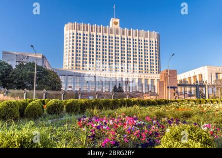 Das Haus der Regierung der Russischen Föderation (es ist auf der Fassade geschrieben), Moskau. Schöne Aussicht auf das Wahrzeichen von Moskau im Sommer. Panorama von Weiß Stockfoto