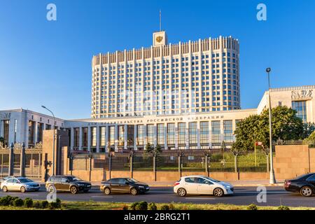 Haus der Regierung der Russischen Föderation (es ist auf der Fassade geschrieben), Moskau, Russland. Panorama des Moskauer Wahrzeichen im Sommer. Vorderansicht von White Ho Stockfoto