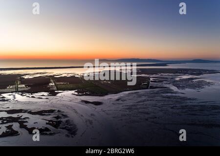 Luftaufnahme der Sado Estuary in der Nähe des Dorfes Carrasqueira, mit einer Reisplantage, der Troia Halbinsel und dem Arrabida Berg auf dem Rücken Stockfoto