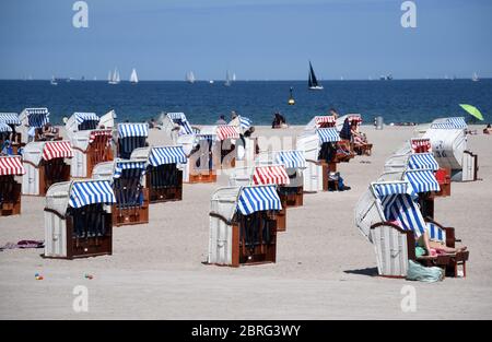 21. Mai 2020, Schleswig-Holstein, Lübeck-Travemünde: Nur wenige Liegen sind am Strand an der Ostsee belegt. Aufgrund der Entfernungsregeln während der Corona Pandemie befinden sich die Liegestühle auch ein paar Meter entfernt. Foto: Daniel Bockwoldt/dpa Stockfoto