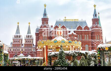 Moskau, Russland - 5. Februar 2018: Staatliches Historisches Museum in der Nähe von Moskau Kreml im Winter. Zentrum von Moskau mit Weihnachtsschmuck während des Schneefalls. N Stockfoto