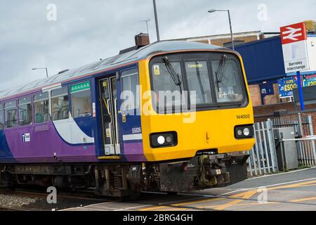 Personenzug der Baureihe 144 in Northern Rail Lackierung in Barnsley Interchange, England. Stockfoto