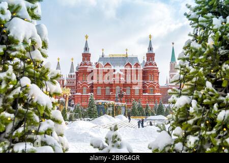 Moskau, Russland - 5. Februar 2018: Staatliches Historisches Museum in der Nähe von Moskau Kreml im Winter. Zentrum von Moskau mit Weihnachtsschmuck während des Schneefalls. S Stockfoto