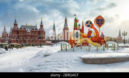 Moskau, Russland - 5. Februar 2018: Countdown-Uhr der FIFA-Weltmeisterschaft 2018 im Herzen Moskaus im Winter. Manezhnaja Platz während Schneefall. Bundesland/Staat Stockfoto