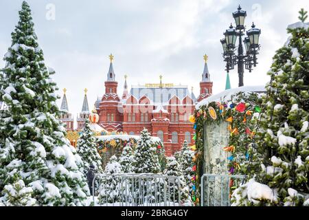 Moskau, Russland - 5. Februar 2018: Staatliches Historisches Museum in der Nähe von Moskau Kreml im Winter. Zentrum von Moskau mit Weihnachtsschmuck während des Schneefalls. S Stockfoto