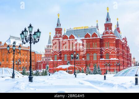 Moskau im Winter, Russland. Manezhnaja Platz mit Blick auf Staatliches Historisches Museum in der Nähe von Moskau Kreml. Panorama von Moskau Zentrum während des Schneefalls. Szenenbild Stockfoto