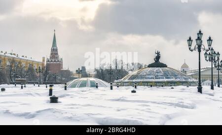 Moskau - 2. Februar 2018: Moskauer Kreml und Manezhnaja-Platz im Winter. Panoramablick auf das Zentrum von Moskau bei Schneefall. Stockfoto