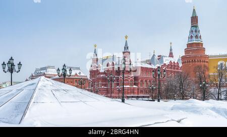 Manezhnaja Platz im Winter in Moskau, Russland. Panoramablick auf das Zentrum von Moskau bei Schneefall. Stockfoto