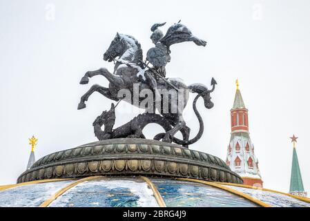 St. George Statue auf der Manege oder Manezhnaya-Platz in der Nähe von Moskau Kreml im Winter Nahaufnahme, Russland. Moskau Zentrum während Schneefall. Dieses Hotel ist ein Stockfoto