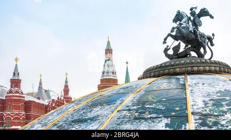 St. George Statue auf der Manege oder Manezhnaya Platz in der Nähe von Moskau Kreml im Winter, Russland. Dieses Hotel ist eine Touristenattraktion von Moskau. Mittelmoto Stockfoto