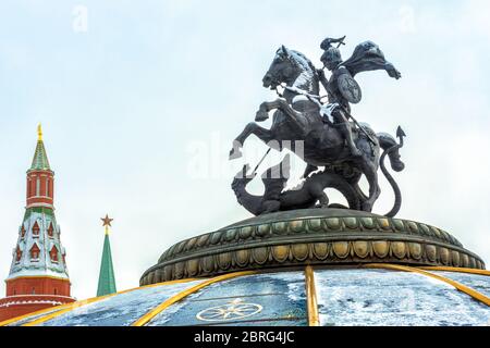 Moskau, Russland - 5. Februar 2018: Statue des hl. Georg gegen den Moskauer Kreml während des Schneefalls. Es ist ein Symbol von Moskau. Detail des Manezhnaya Square oder Stockfoto